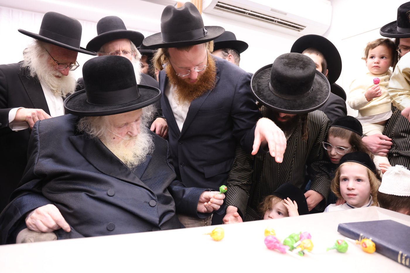 ילדי תולדות אהרן אצל הגר"מ שטרנבוך