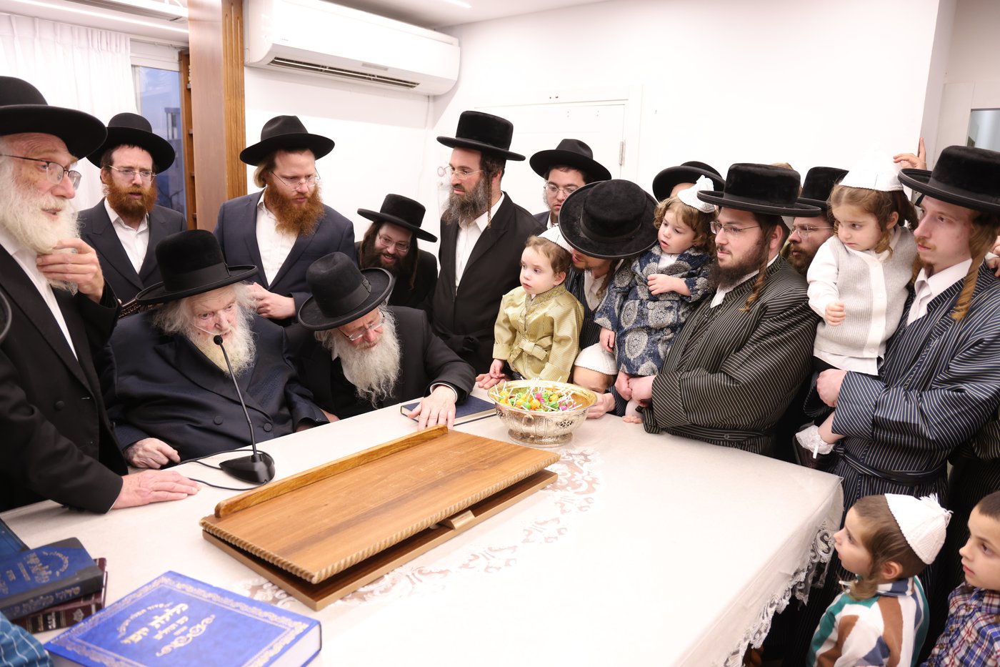 ילדי תולדות אהרן אצל הגר"מ שטרנבוך