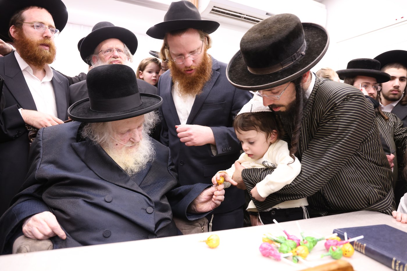 ילדי תולדות אהרן אצל הגר"מ שטרנבוך