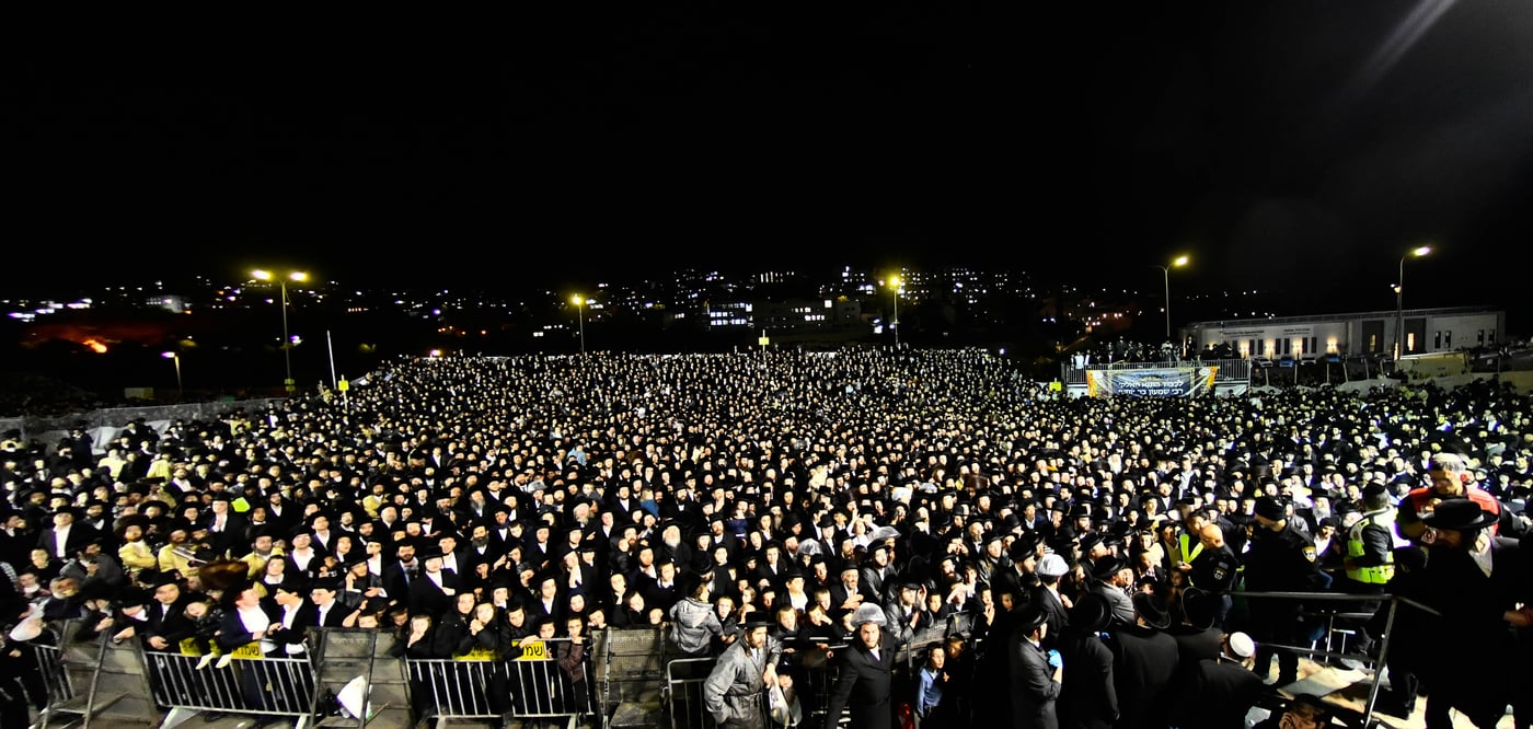 האדמו"ר מתולדות אברהם יצחק במעמד ההדלקה