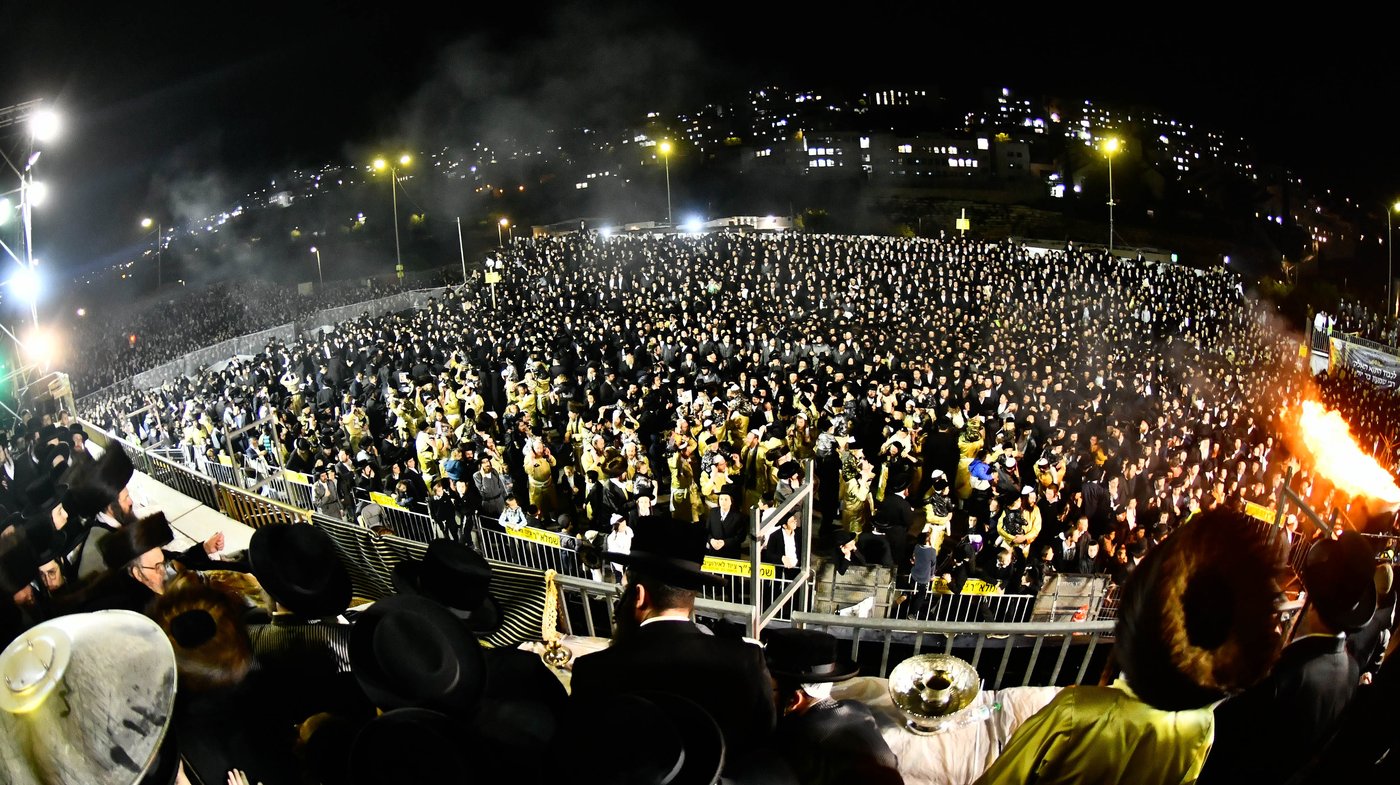 האדמו"ר מתולדות אברהם יצחק במעמד ההדלקה