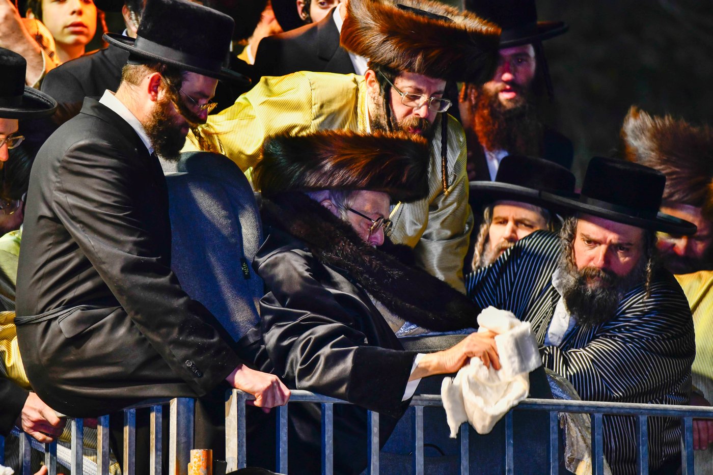 האדמו"ר מתולדות אברהם יצחק במעמד ההדלקה