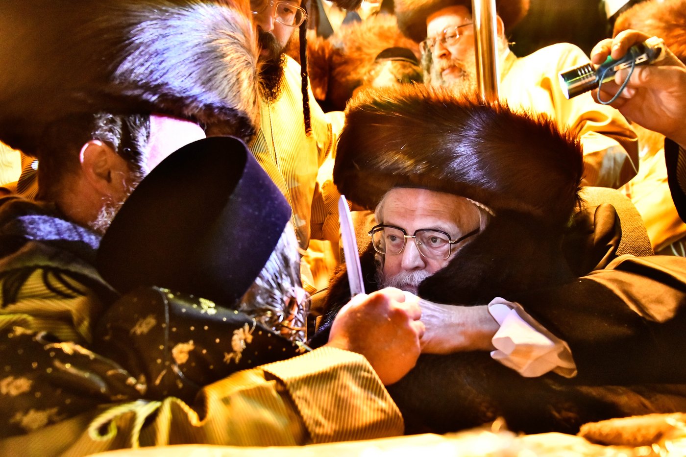 האדמו"ר מתולדות אברהם יצחק במעמד ההדלקה