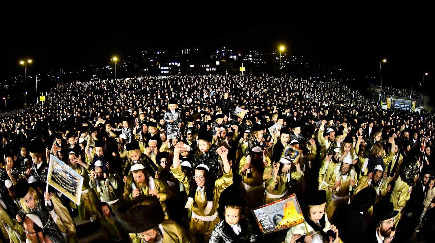 האדמו"ר מתולדות אברהם יצחק במעמד ההדלקה