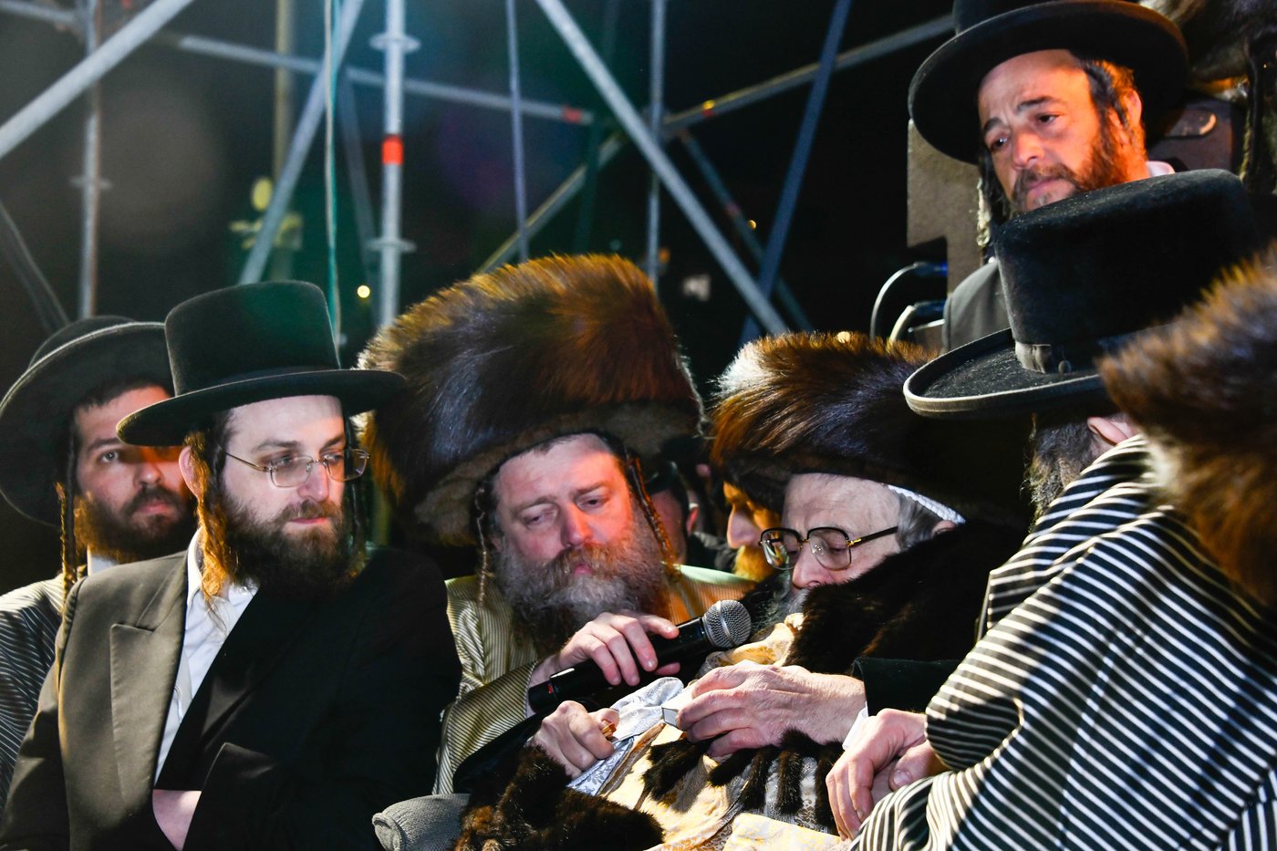 האדמו"ר מתולדות אברהם יצחק במעמד ההדלקה