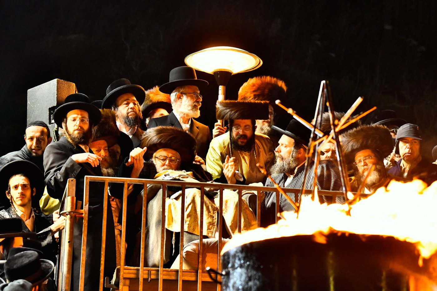 האדמו"ר מתולדות אברהם יצחק במעמד ההדלקה