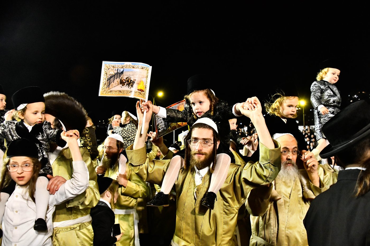 האדמו"ר מתולדות אברהם יצחק במעמד ההדלקה