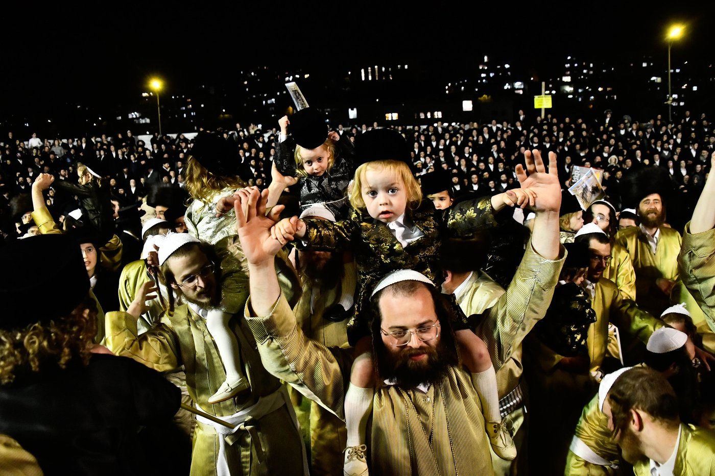 האדמו"ר מתולדות אברהם יצחק במעמד ההדלקה