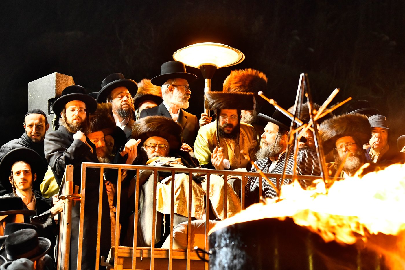 האדמו"ר מתולדות אברהם יצחק במעמד ההדלקה