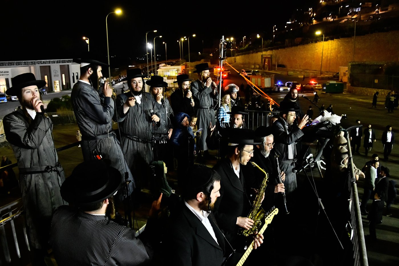 האדמו"ר מתולדות אברהם יצחק במעמד ההדלקה