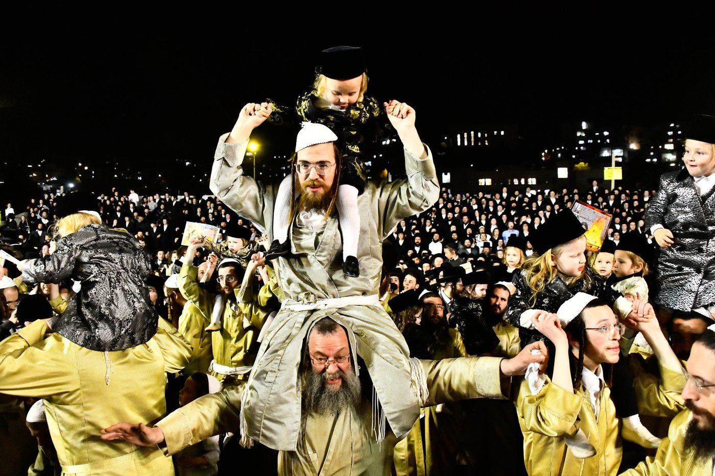 האדמו"ר מתולדות אברהם יצחק במעמד ההדלקה