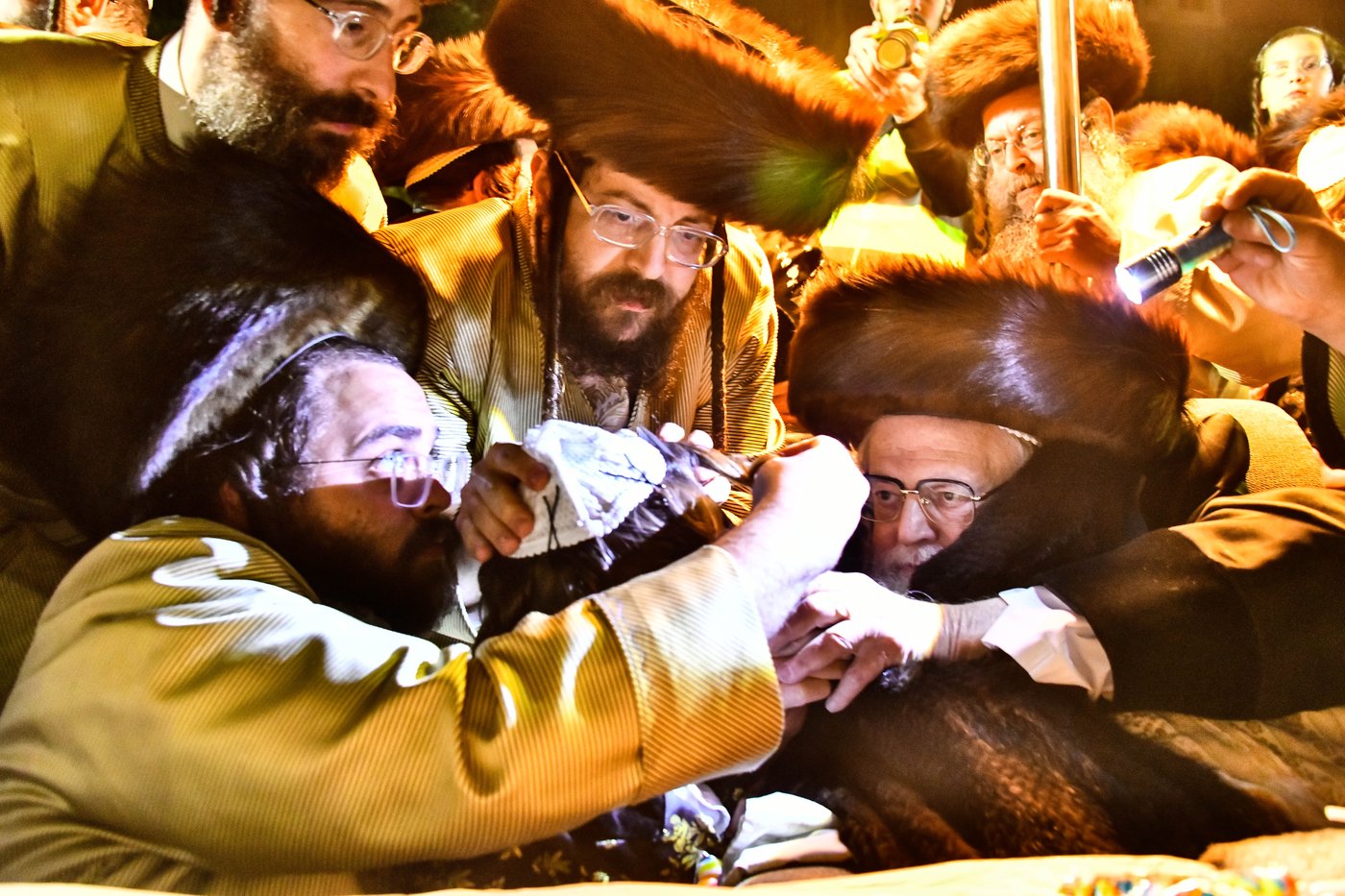 האדמו"ר מתולדות אברהם יצחק במעמד ההדלקה