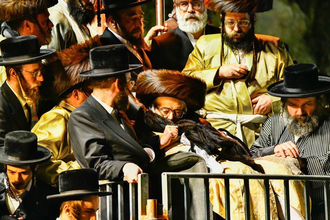 האדמו"ר מתולדות אברהם יצחק במעמד ההדלקה