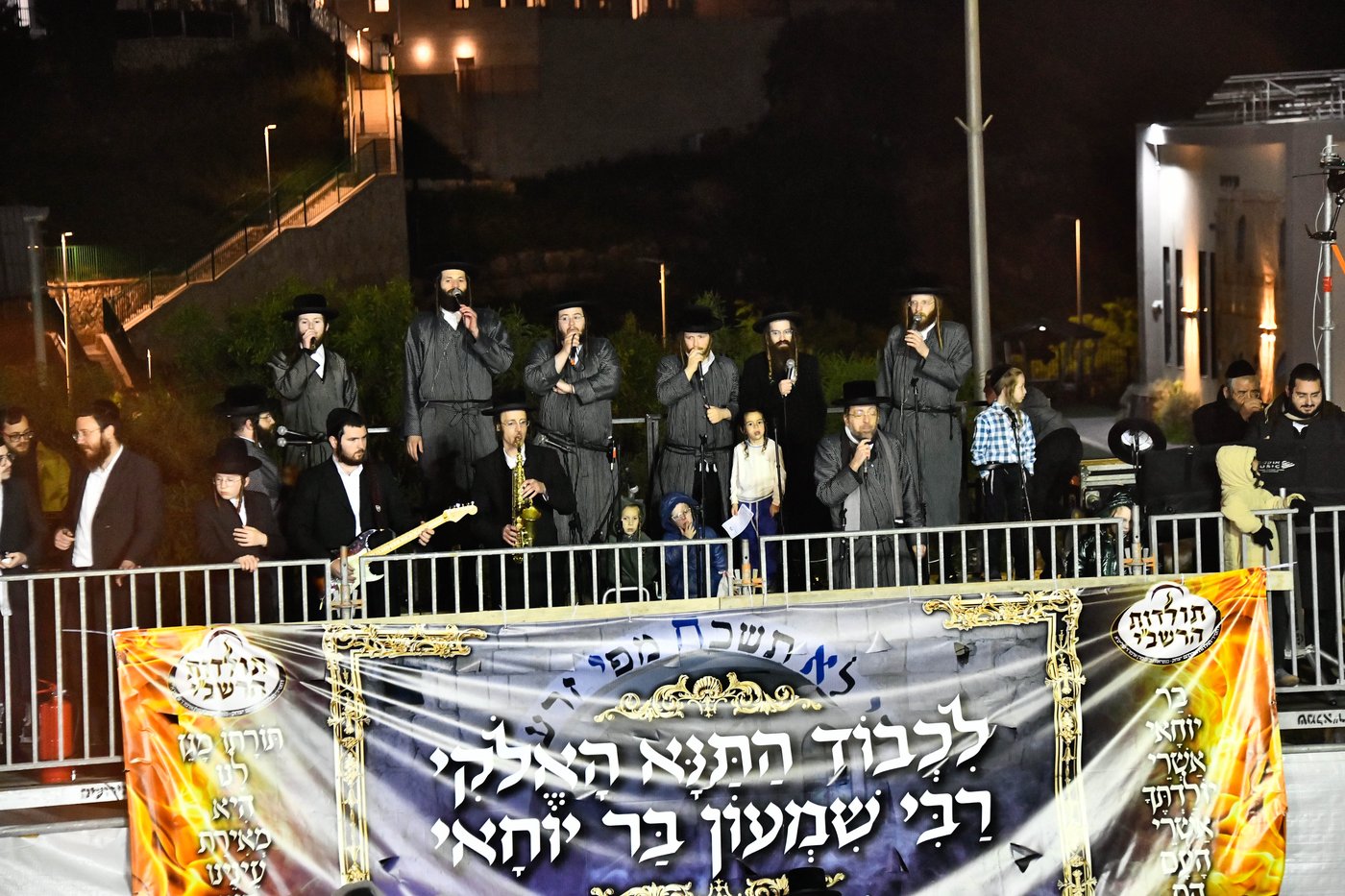 האדמו"ר מתולדות אברהם יצחק במעמד ההדלקה