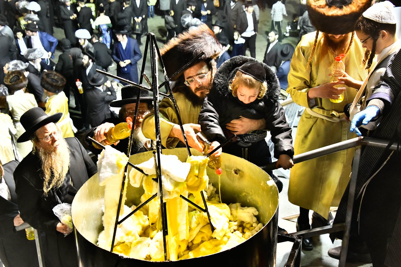 האדמו"ר מתולדות אברהם יצחק במעמד ההדלקה