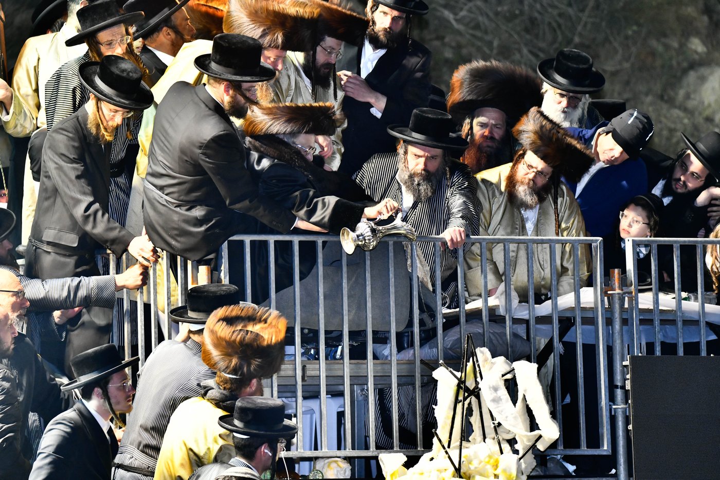 האדמו"ר מתולדות אברהם יצחק במעמד ההדלקה