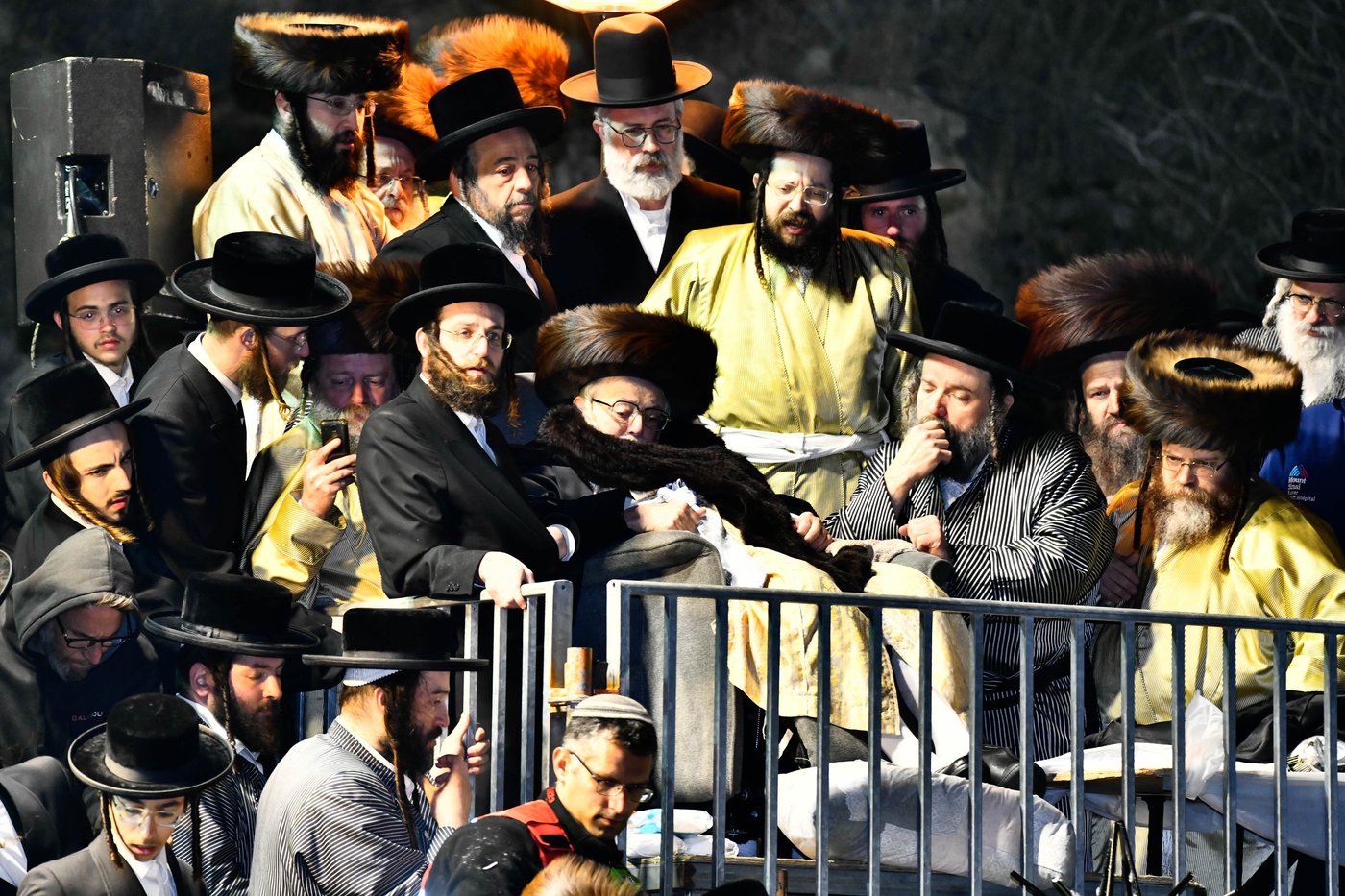 האדמו"ר מתולדות אברהם יצחק במעמד ההדלקה