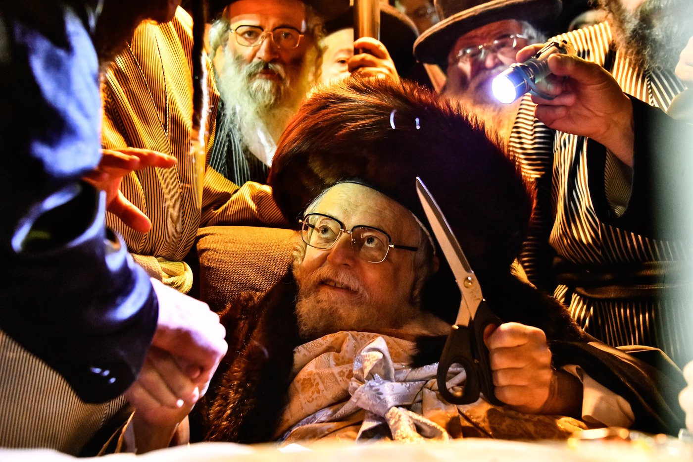 האדמו"ר מתולדות אברהם יצחק במעמד ההדלקה