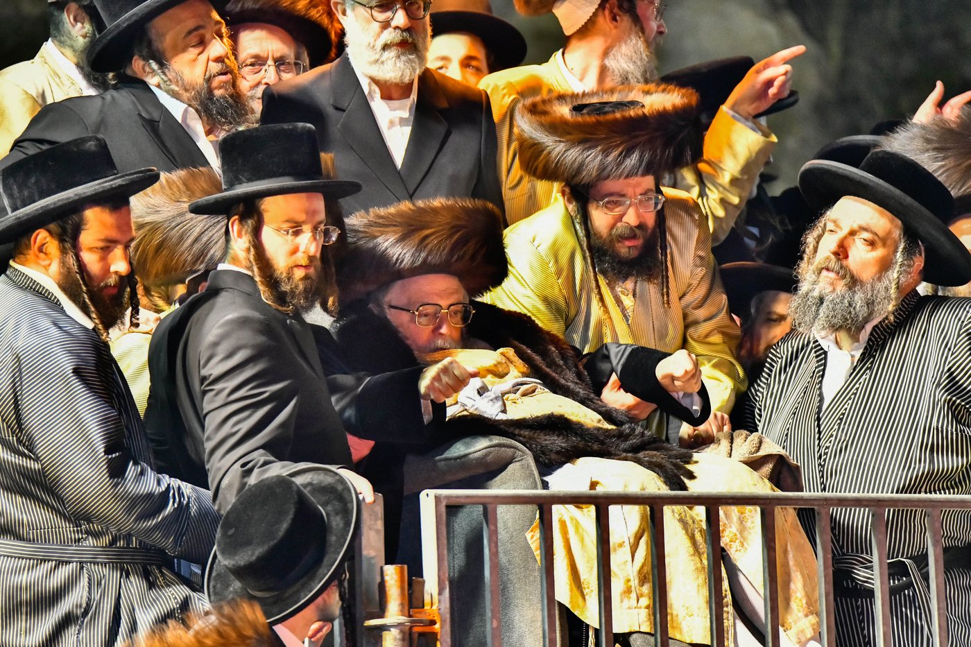 האדמו"ר מתולדות אברהם יצחק במעמד ההדלקה