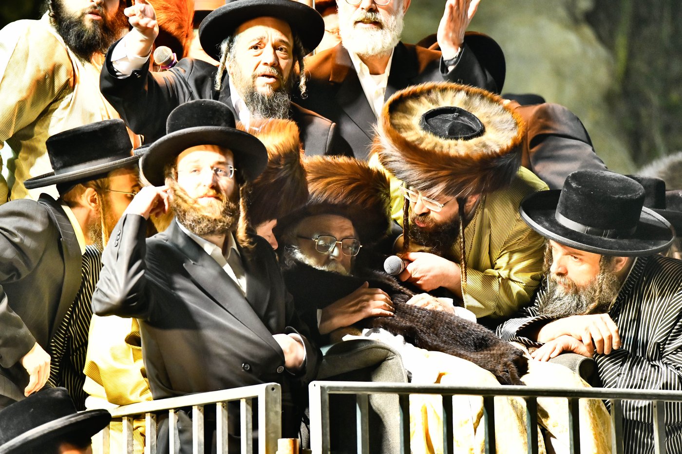 האדמו"ר מתולדות אברהם יצחק במעמד ההדלקה