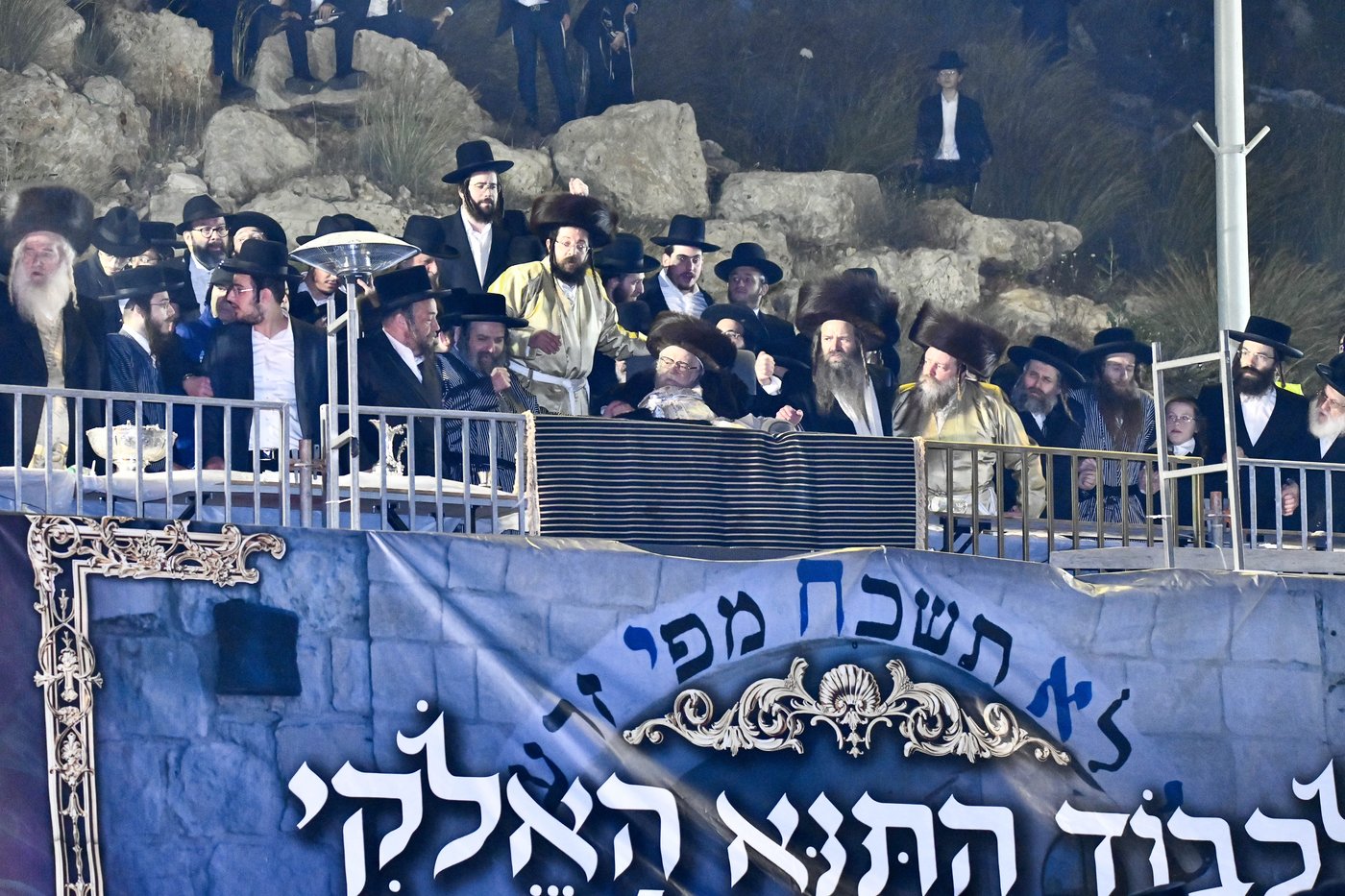 האדמו"ר מתולדות אברהם יצחק במעמד ההדלקה