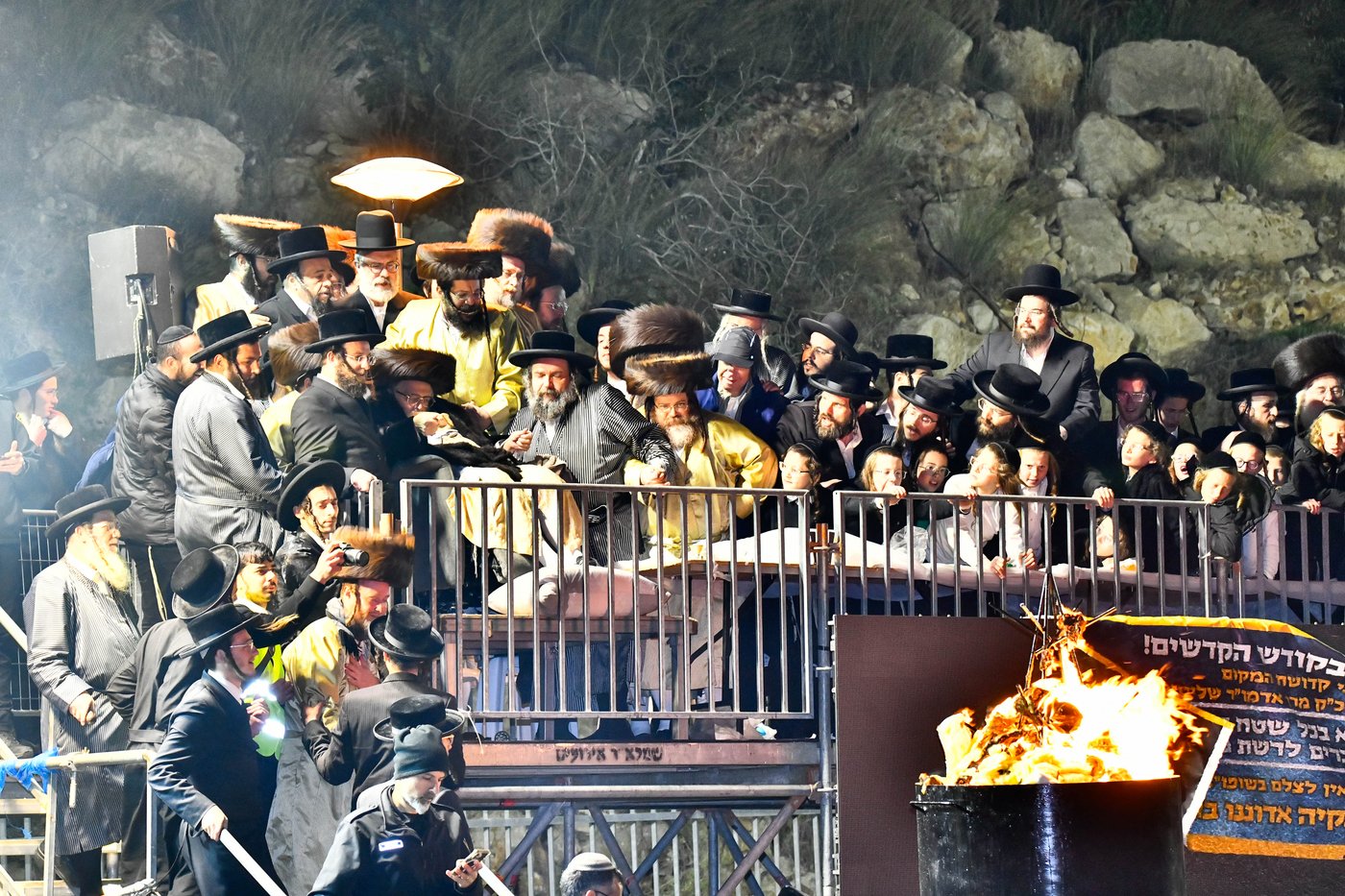 האדמו"ר מתולדות אברהם יצחק במעמד ההדלקה