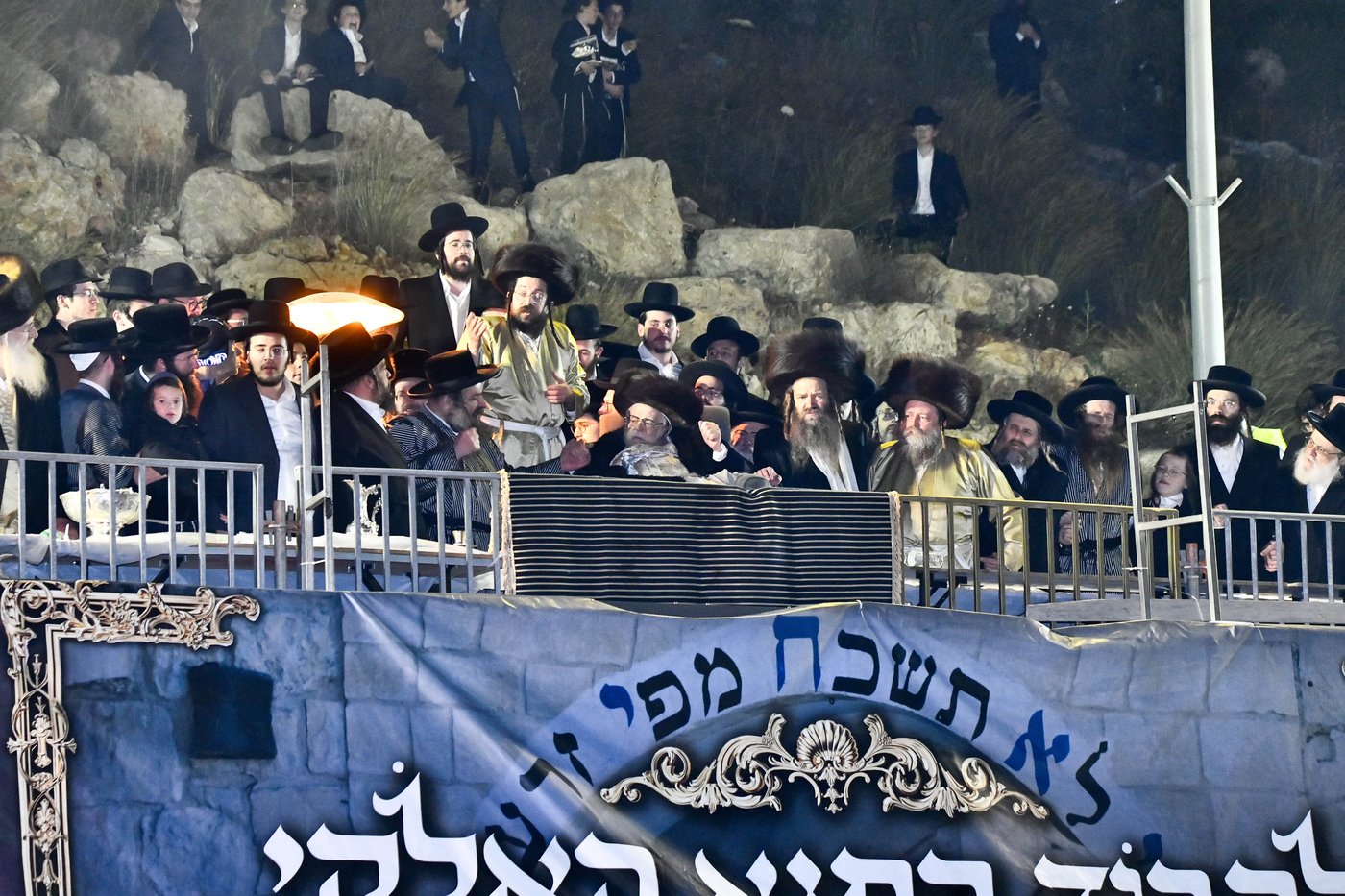 האדמו"ר מתולדות אברהם יצחק במעמד ההדלקה