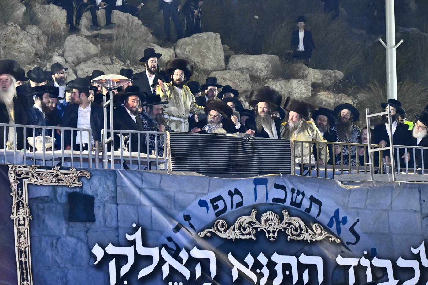 האדמו"ר מתולדות אברהם יצחק במעמד ההדלקה