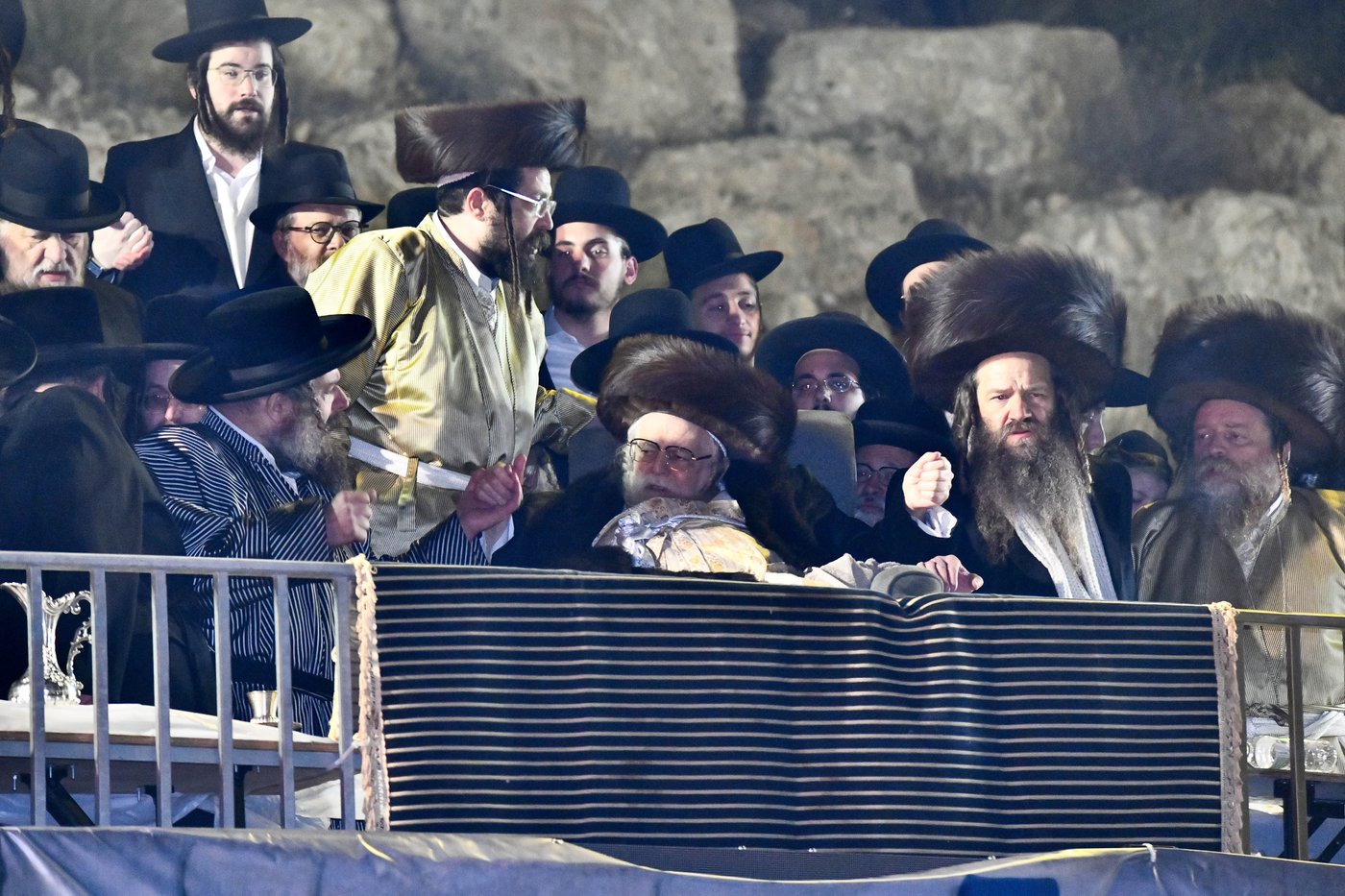 האדמו"ר מתולדות אברהם יצחק במעמד ההדלקה