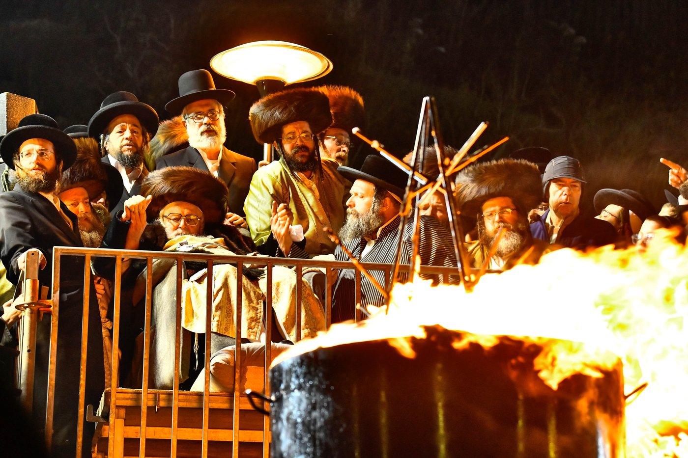 האדמו"ר מתולדות אברהם יצחק במעמד ההדלקה