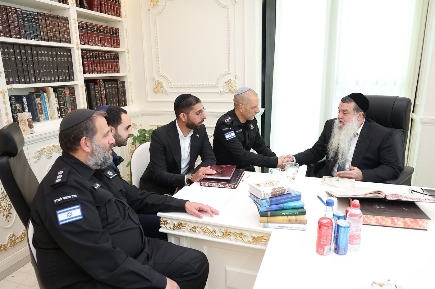 נציב השב"ס אצל הרב יגאל כהן