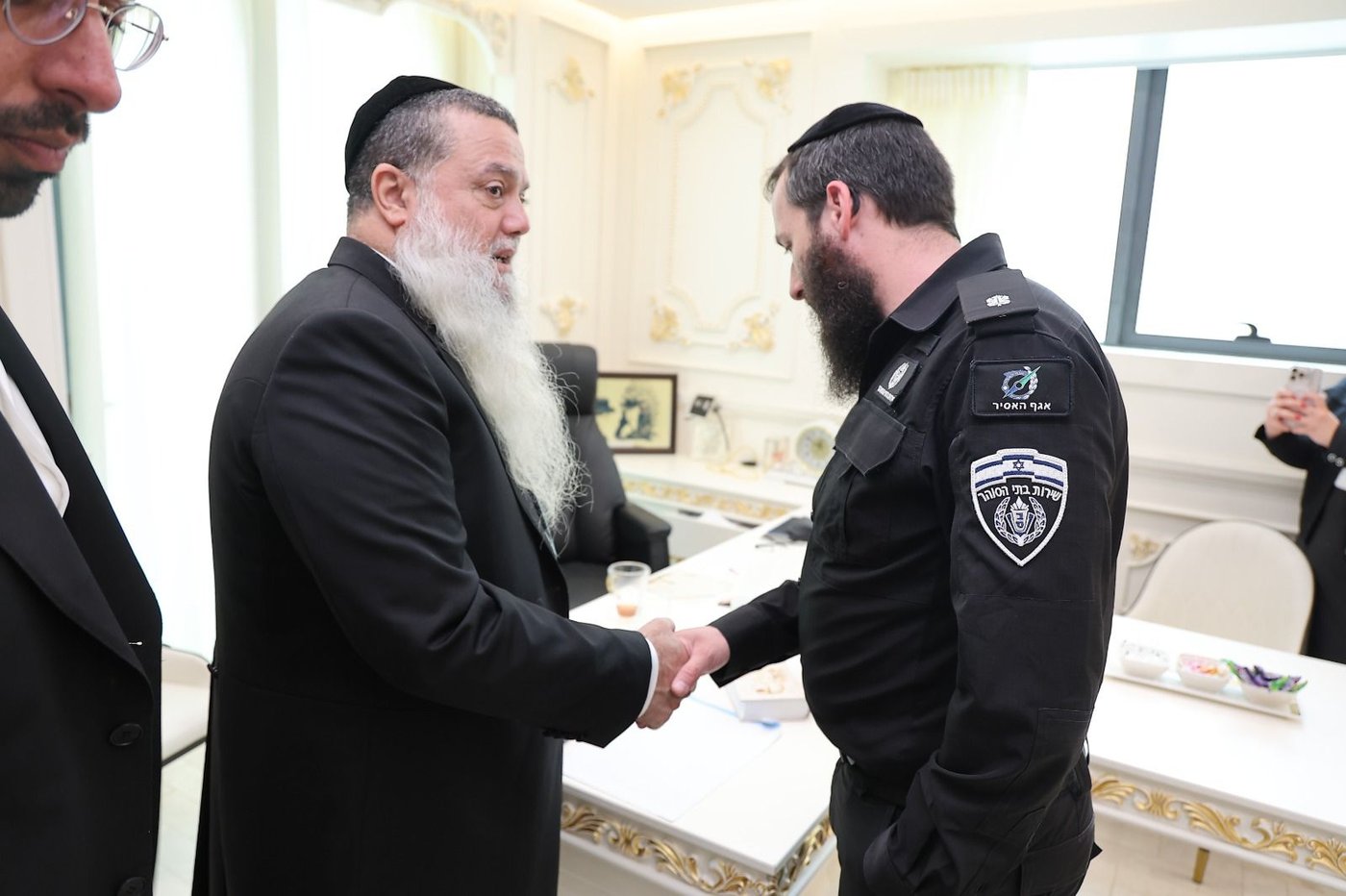 נציב השב"ס אצל הרב יגאל כהן