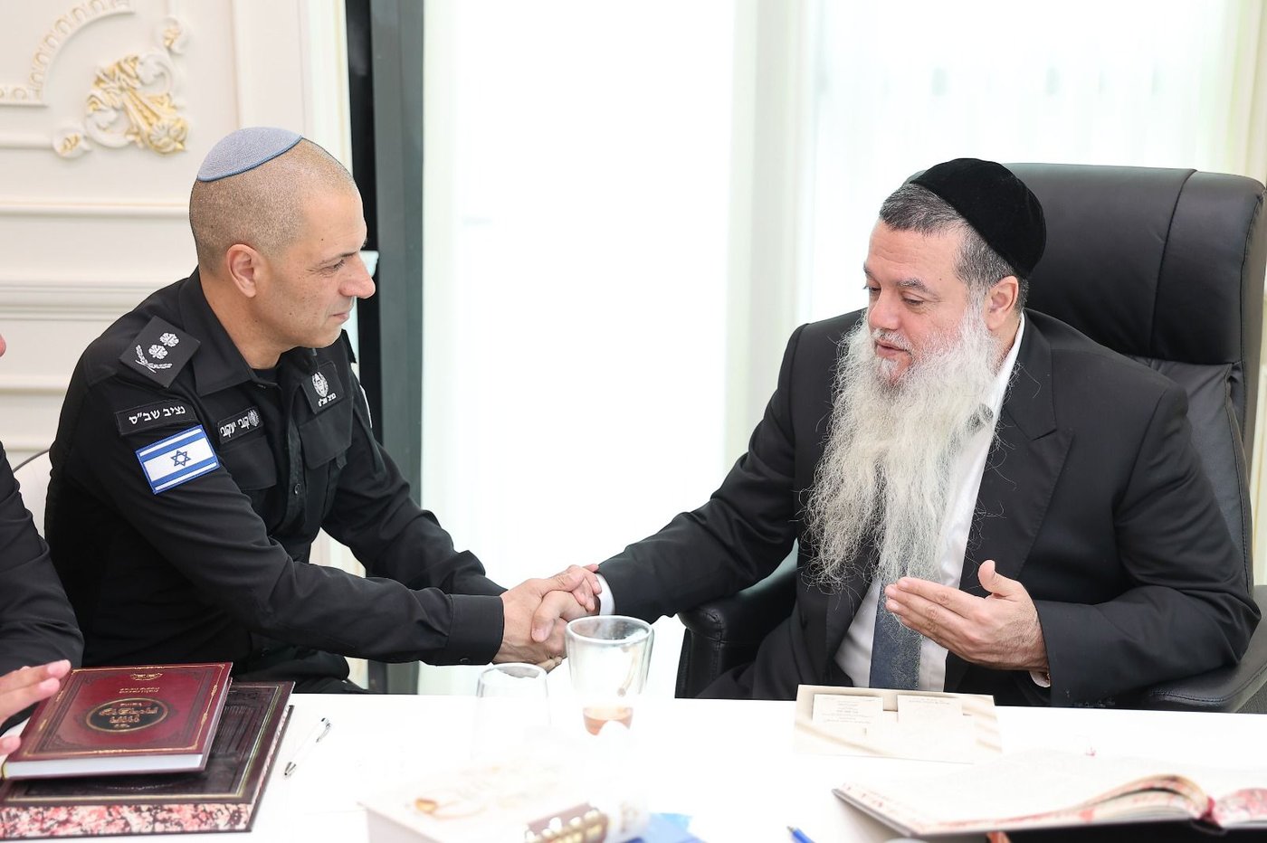 נציב השב"ס אצל הרב יגאל כהן