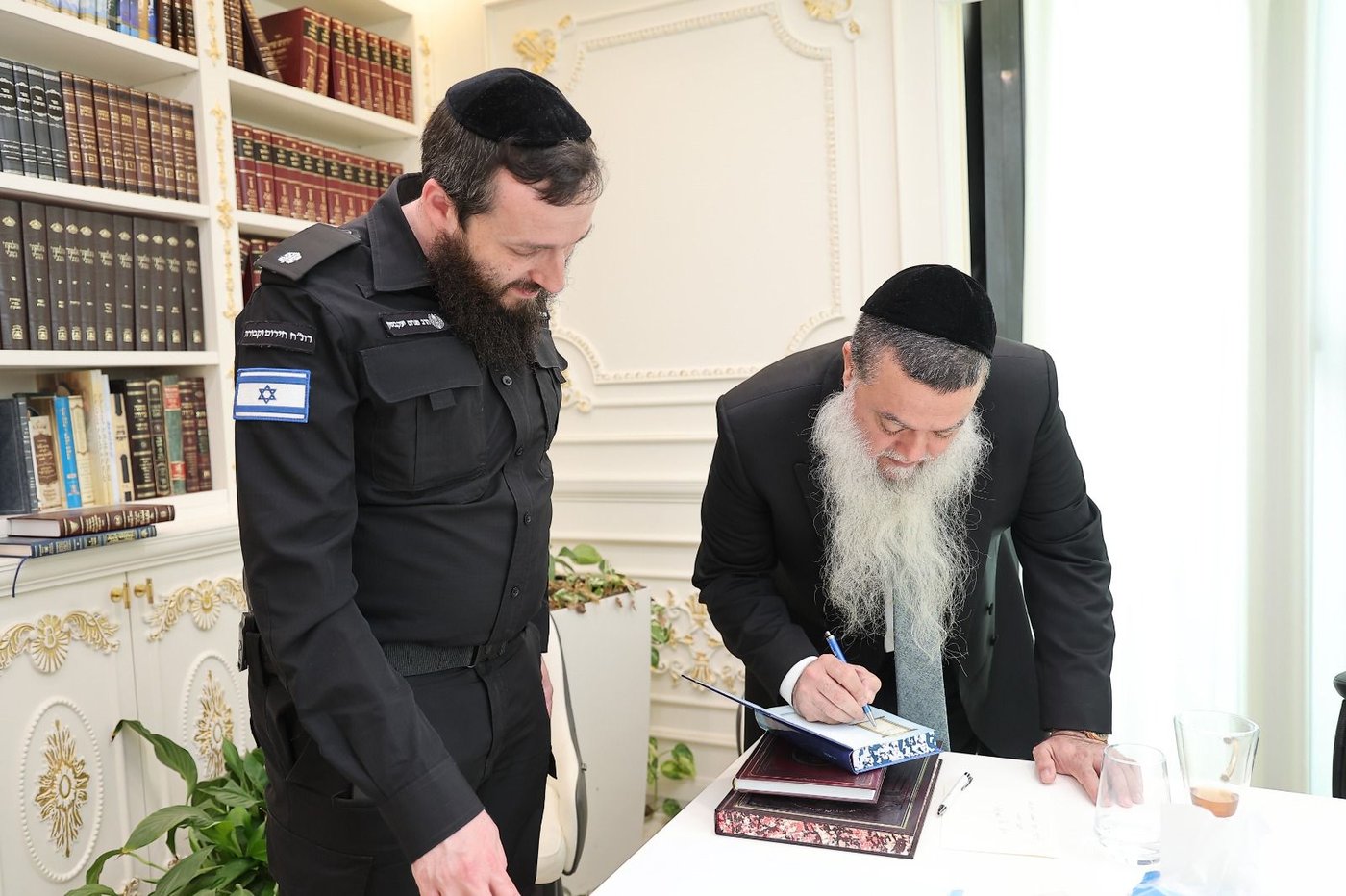נציב השב"ס אצל הרב יגאל כהן