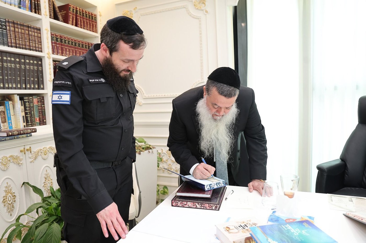 נציב השב"ס אצל הרב יגאל כהן