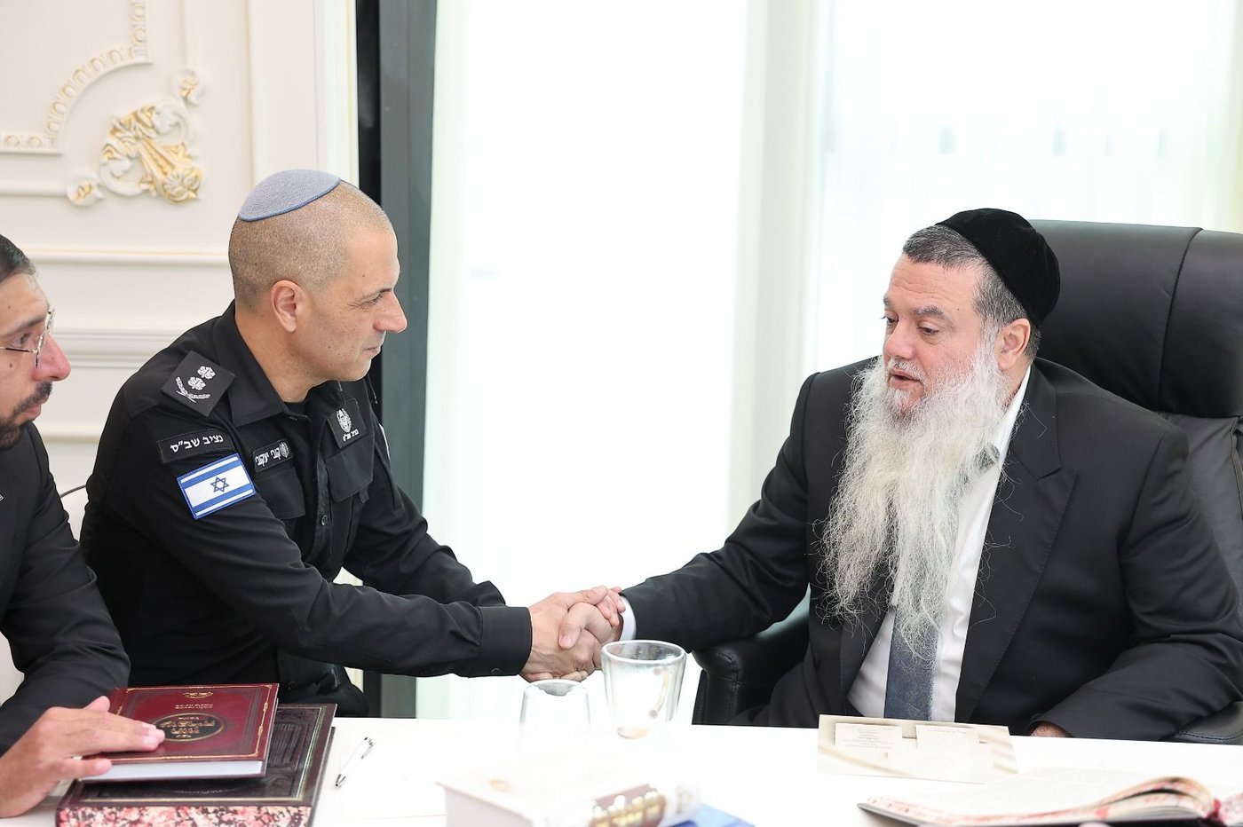 נציב השב"ס אצל הרב יגאל כהן