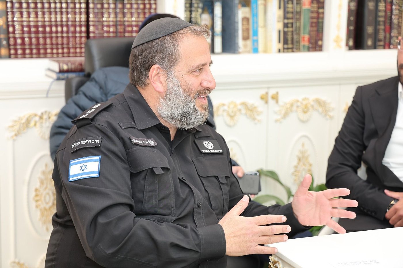 נציב השב"ס אצל הרב יגאל כהן