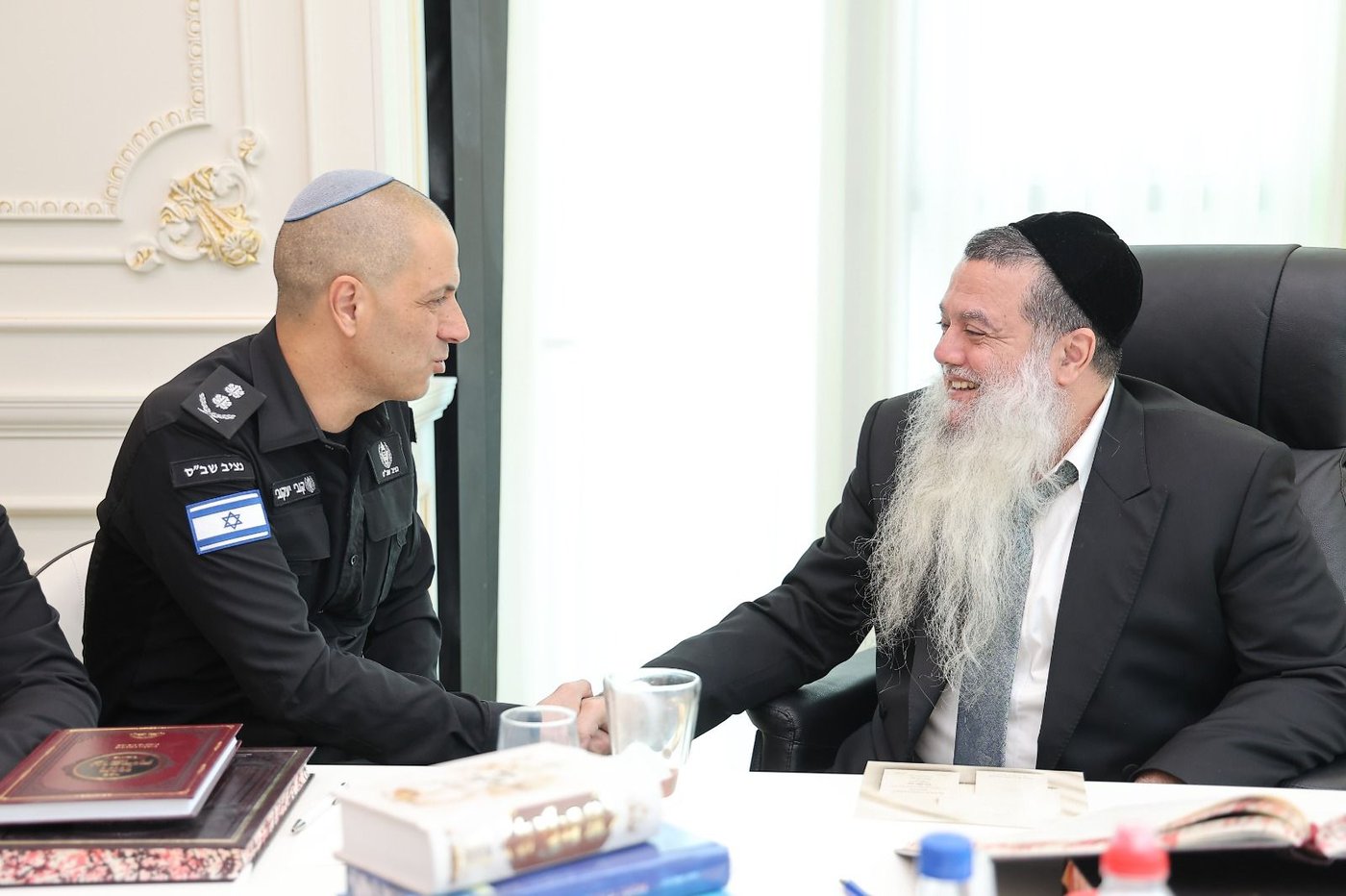 נציב השב"ס אצל הרב יגאל כהן