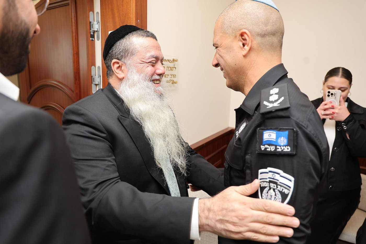 נציב השב"ס אצל הרב יגאל כהן