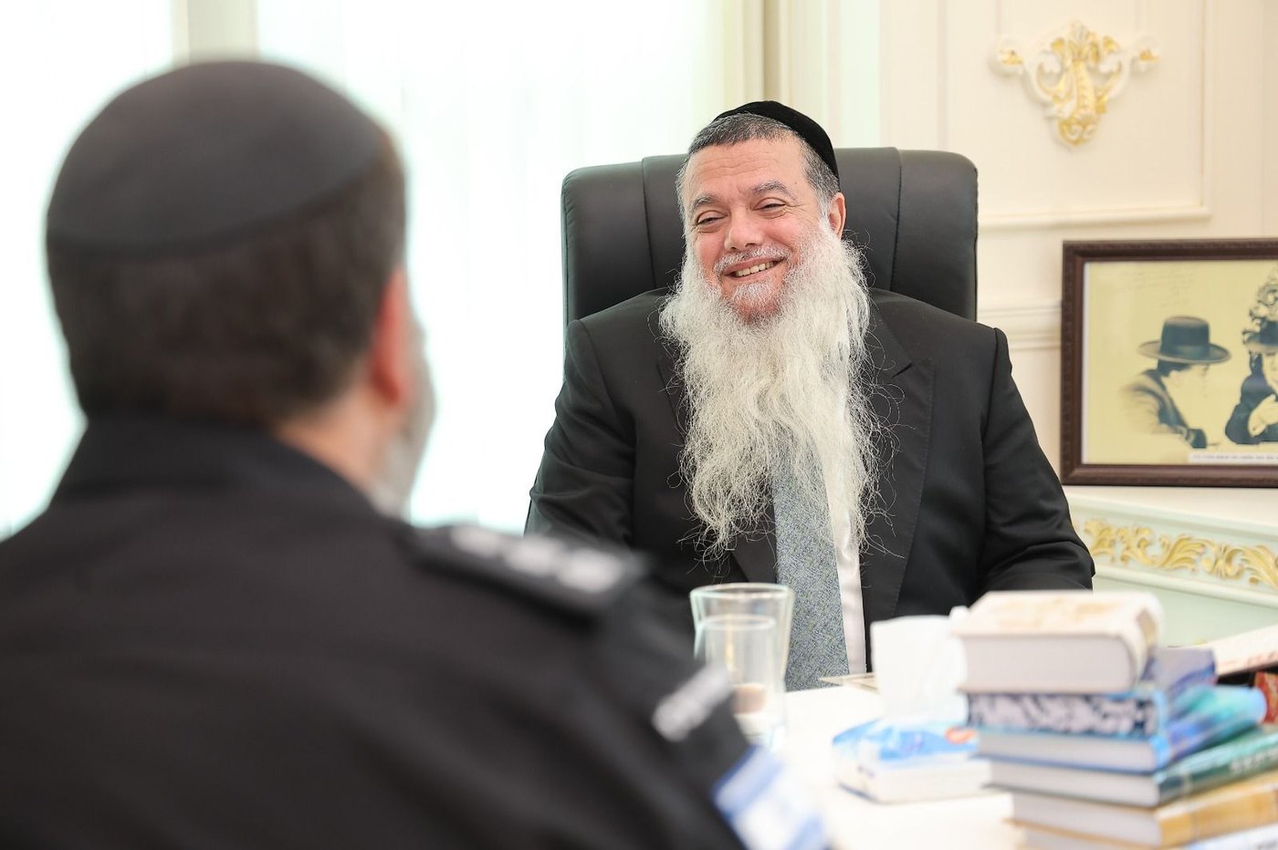 נציב השב"ס אצל הרב יגאל כהן