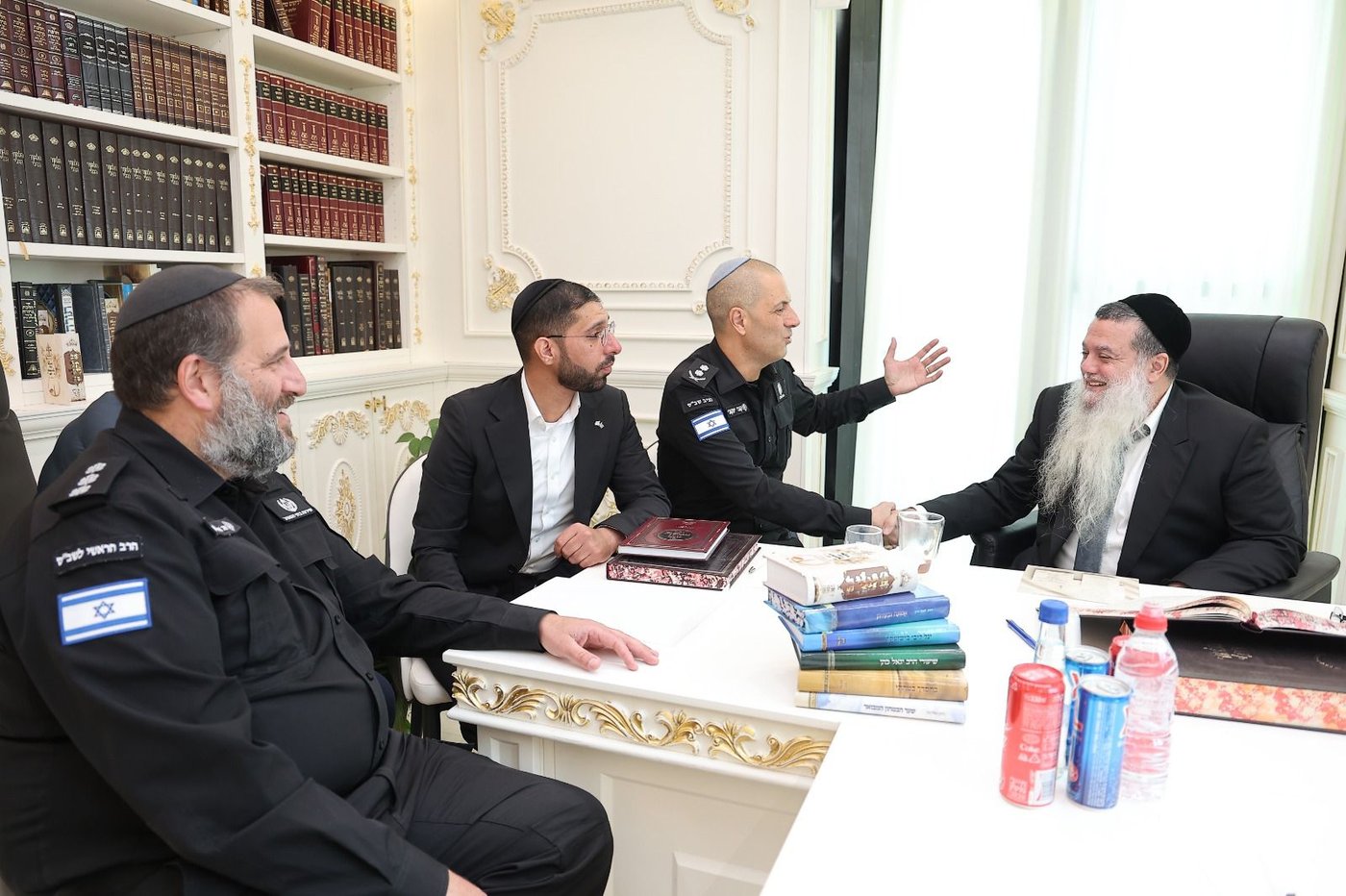 נציב השב"ס אצל הרב יגאל כהן