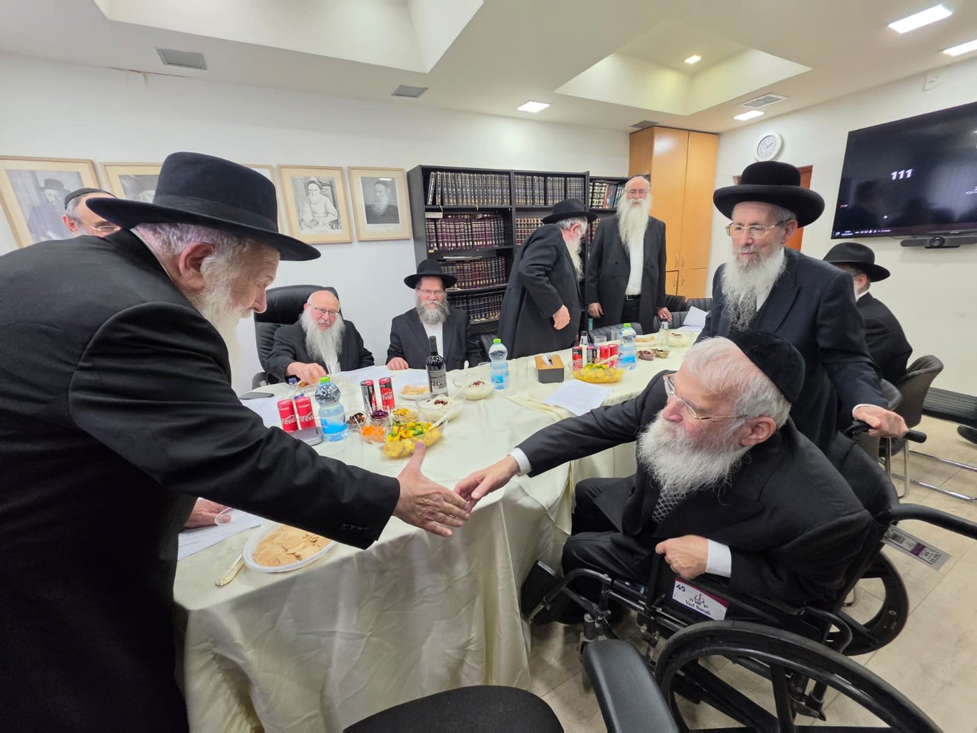 אב בית הדין הרב ירוסלבסקי בלחיצת יד לרב גוראריה