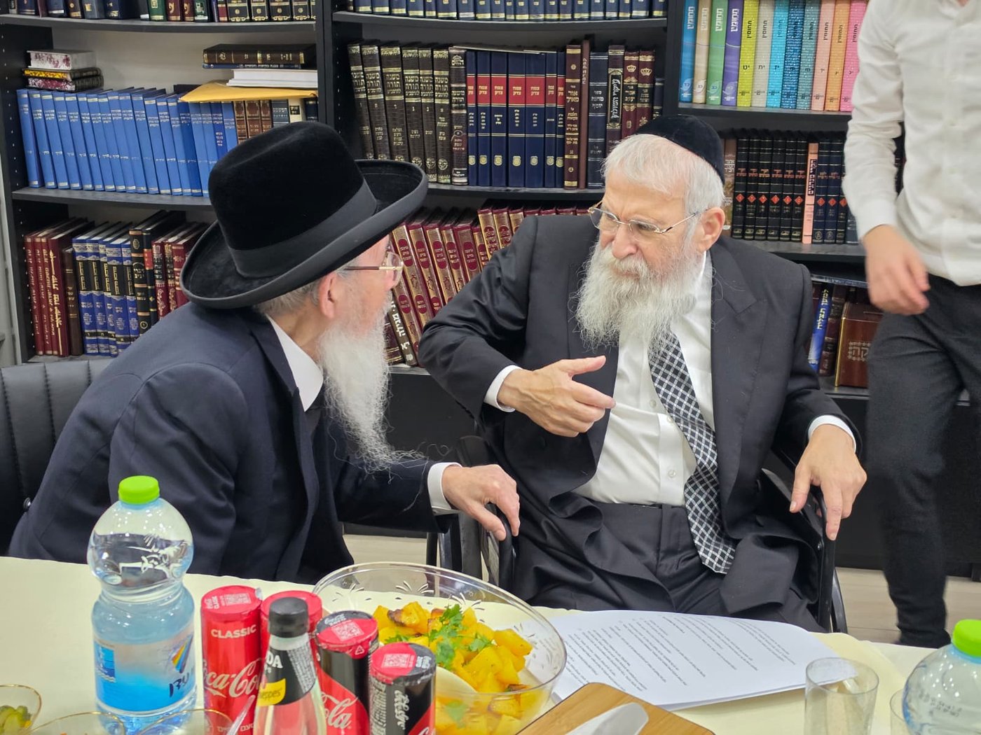 הרב גוראריה מימין