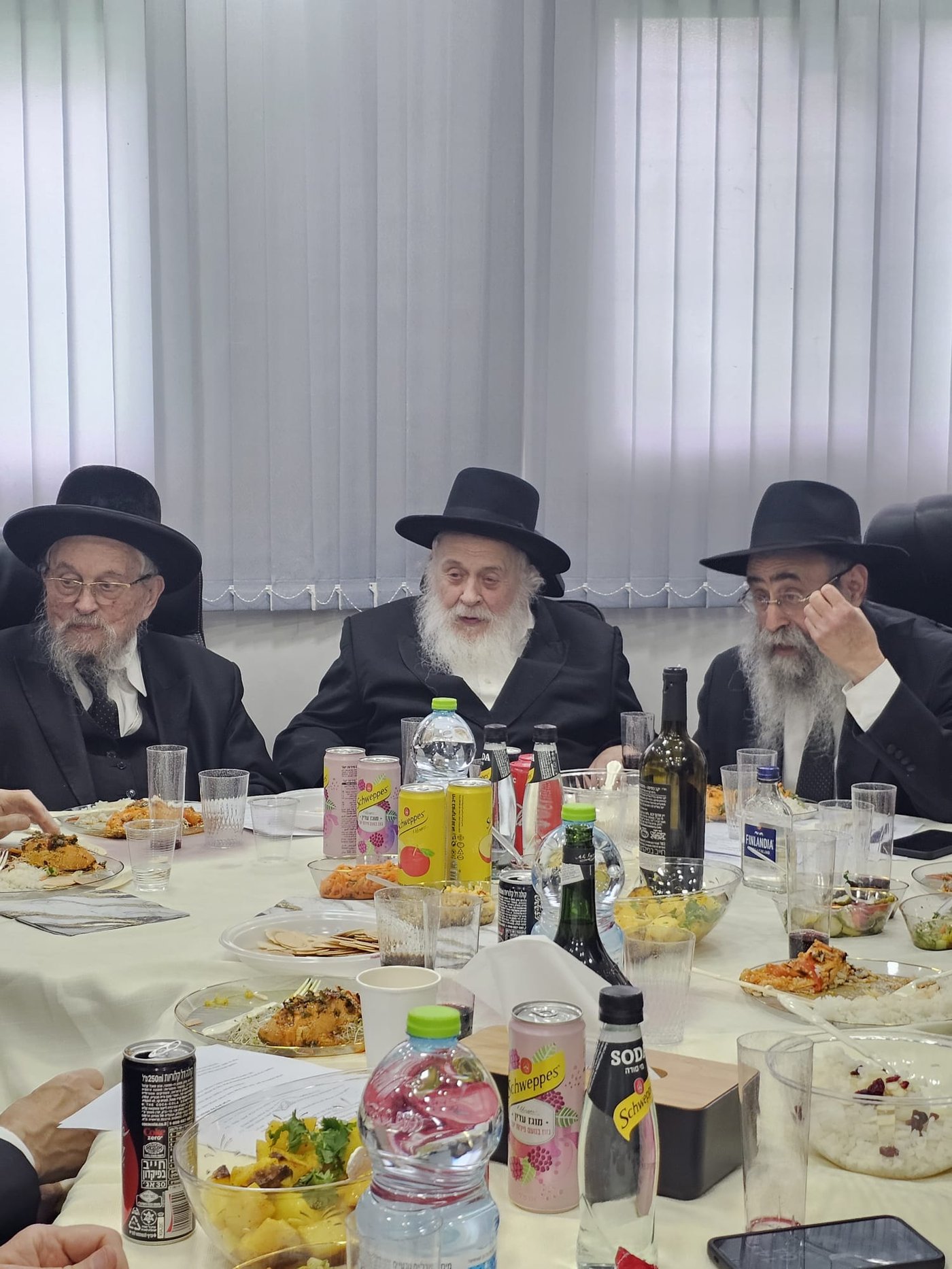 מימין לשמאל: הגרמ"מ גלוכובסקי הגר"י ירוסלבסקי והגרא"מ הלפרין