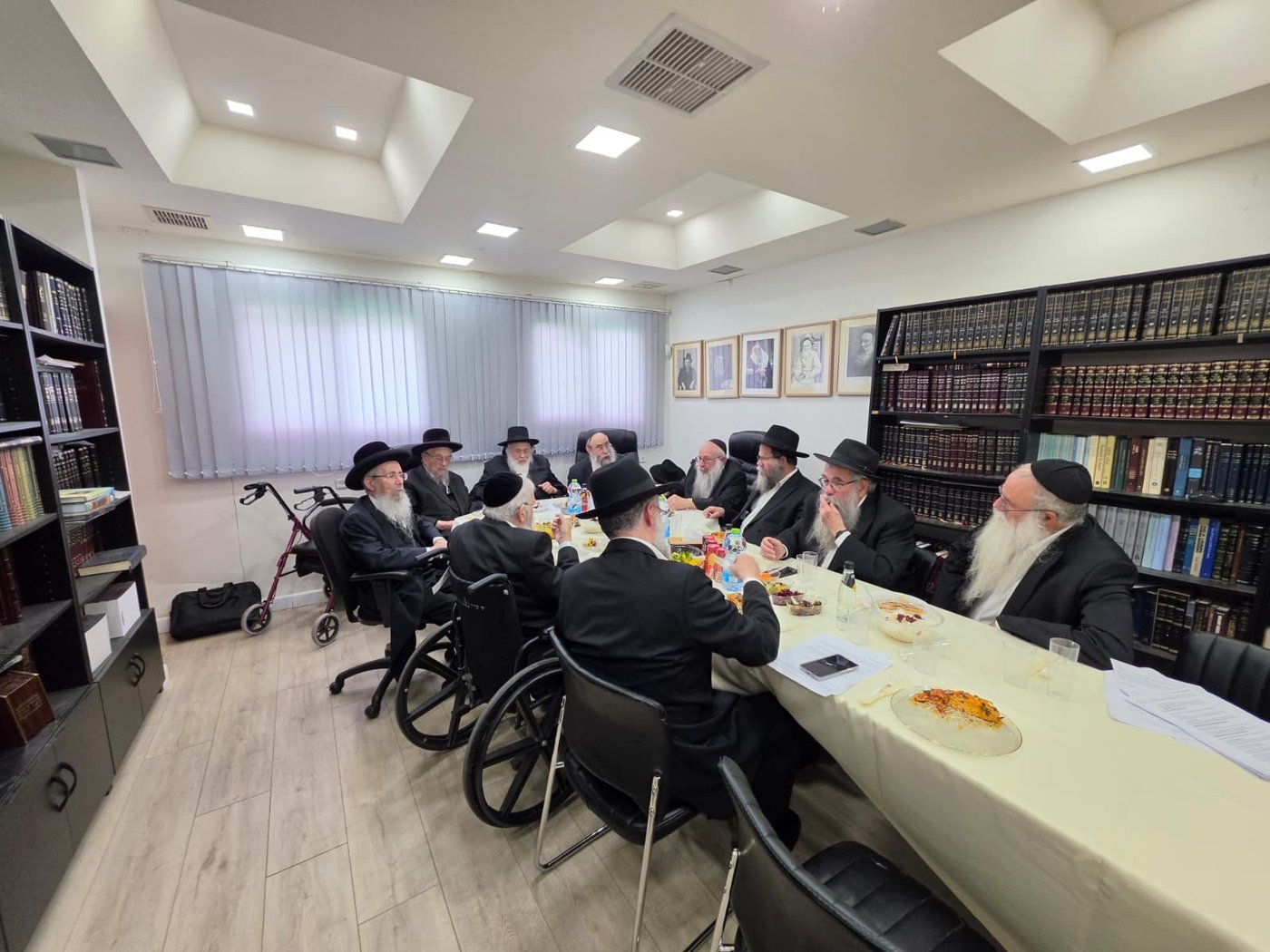 אחרי האירוע הרפואי המורכב: רבה של חולון הופיע בבית הדין העליון של חב"ד