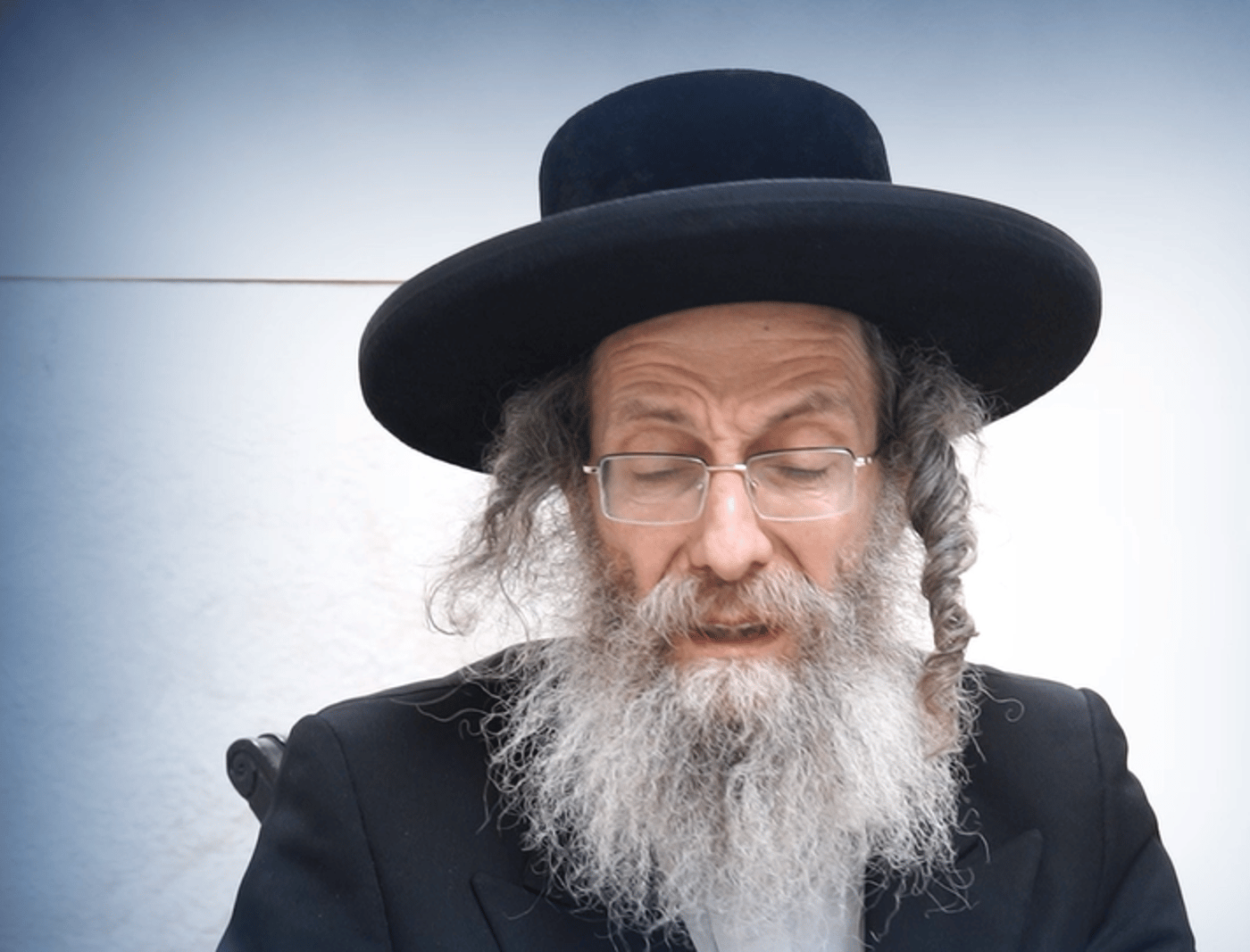 רבי מיילך פרץ בבכי: "לא שמעתי כל כך הרבה צרות במשפחה אחת"