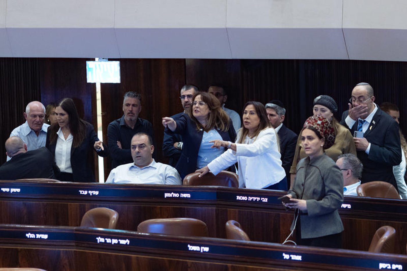 סוער במליאה | ארכיון