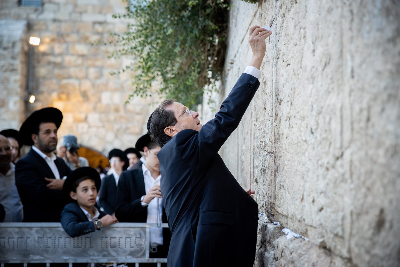 הגיע זמנך! הנשיא יצחק הרצוג בכותל