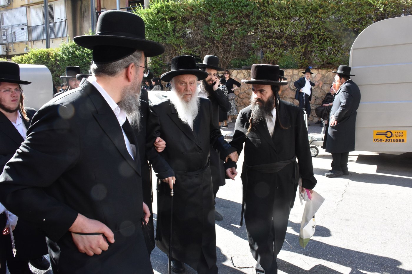 מסע הלוויית הרה"צ רבי חיים דב הלפרין זצ"ל