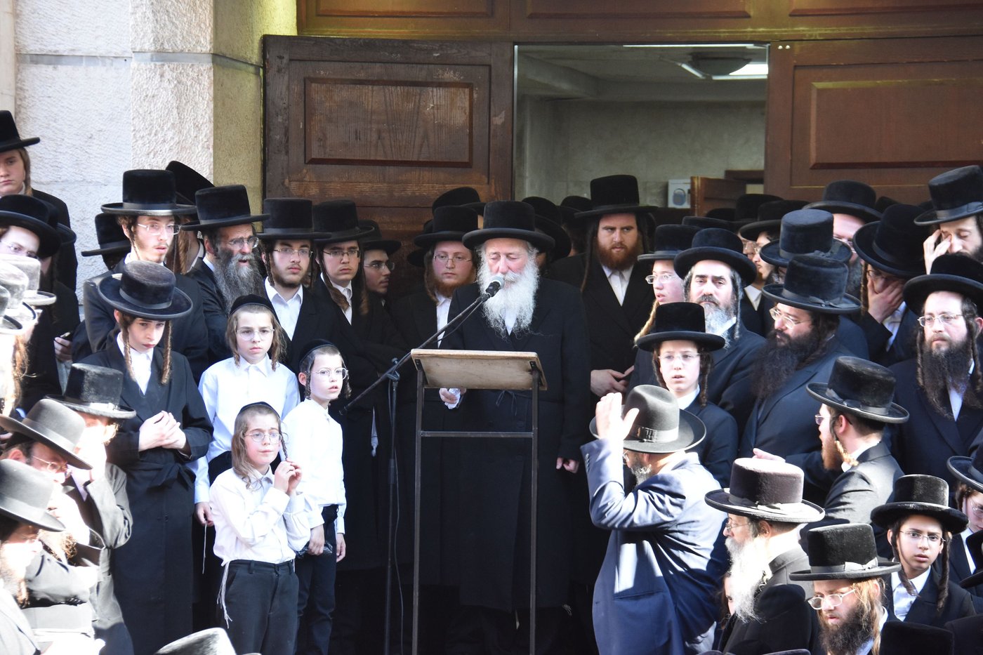 מסע הלוויית הרה"צ רבי חיים דב הלפרין זצ"ל